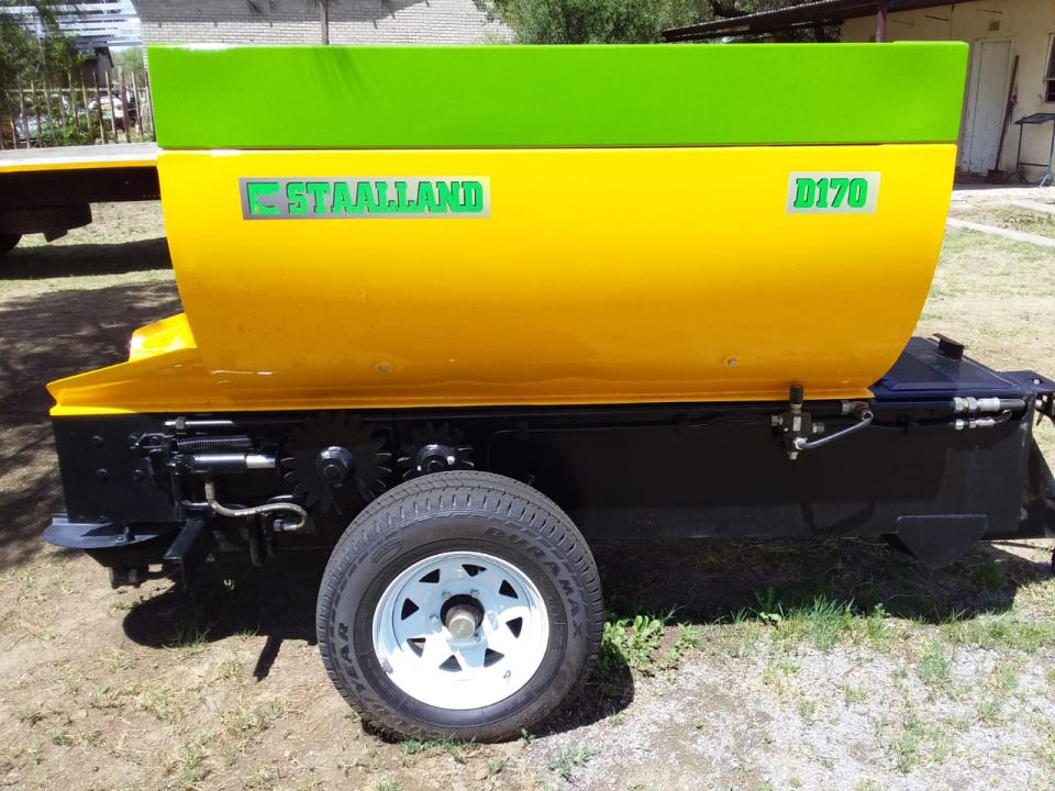 D170 LIME AND FERTILIZER SPREADER 2